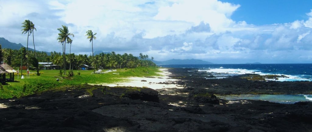 vista da praia vulcanica em Samoa