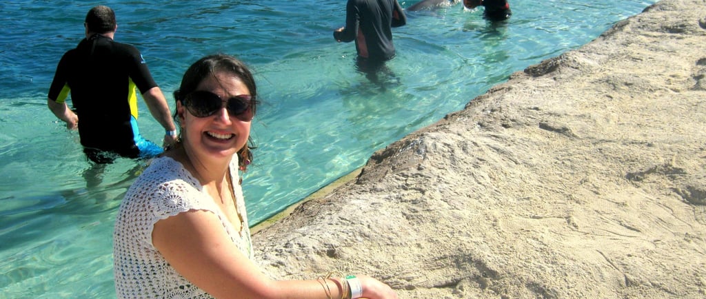 foto da autora visitando o Dolphin Cay em Nassau, interagindo com golfinhos 