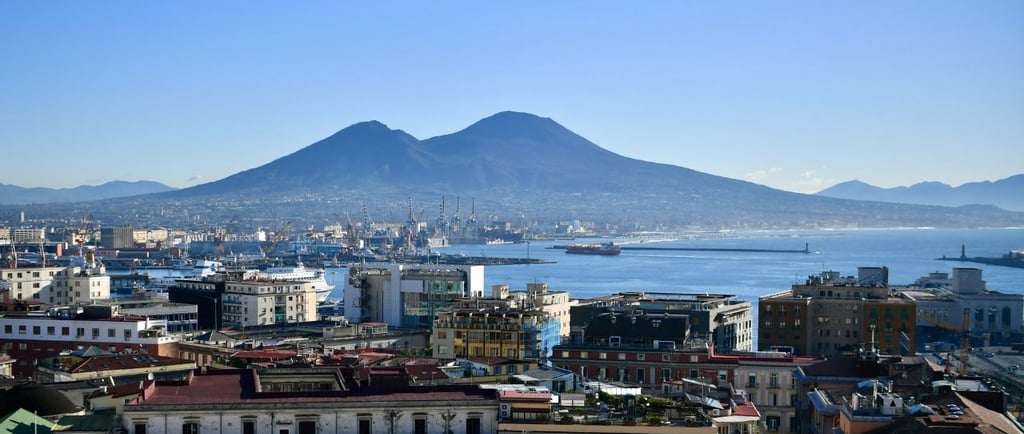 foto da vista da cidade de Nápole e monte vesuvio