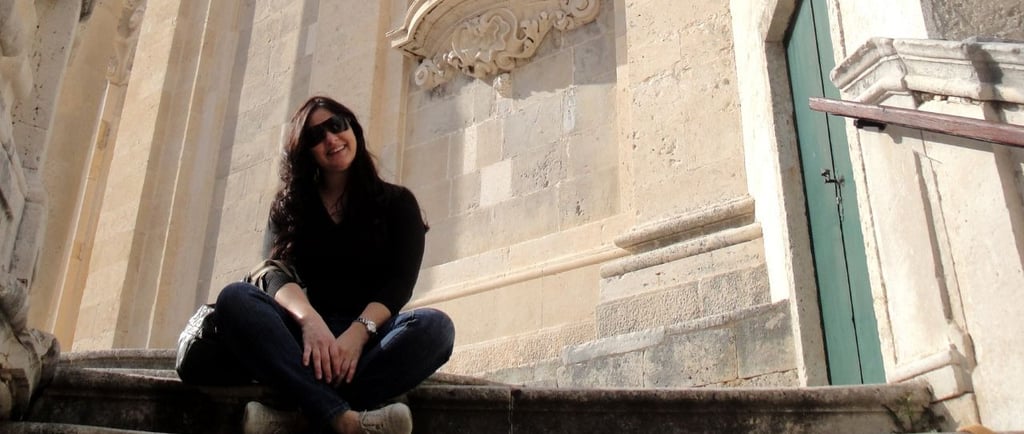 foto da autora no topo das escadas na cidade velha Dubrovnik