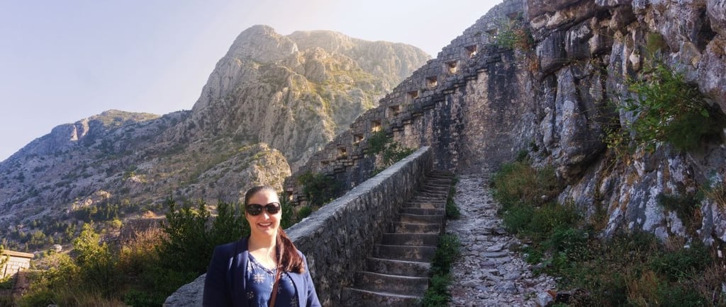 foto da autora nas escadas da montanha São João em Kotor