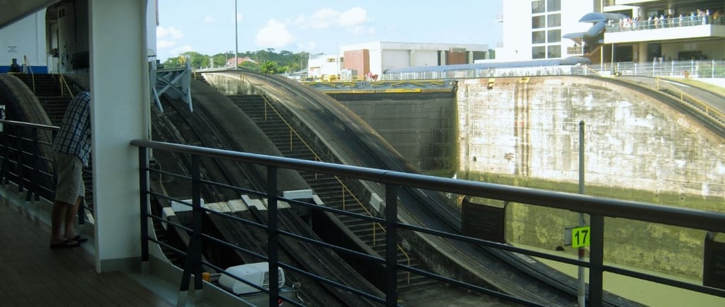 vista do navio navegando os locks do canal do panama