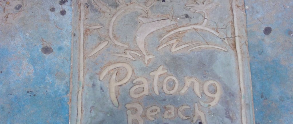 foto da placa de bronze no chao de patong beach em phuket