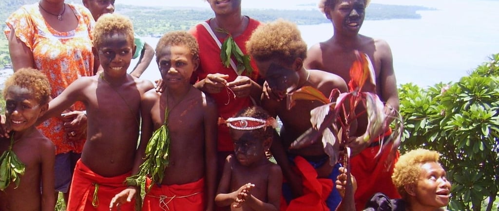foto do grupo de crianças e mulheres no tour pela ilha de Rabaul