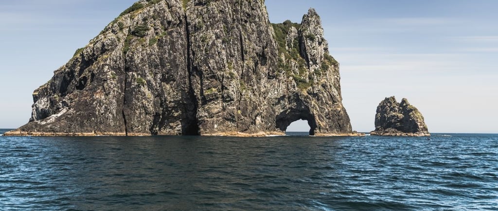 vista do barco para Hole in the Rock Bay of Islands
