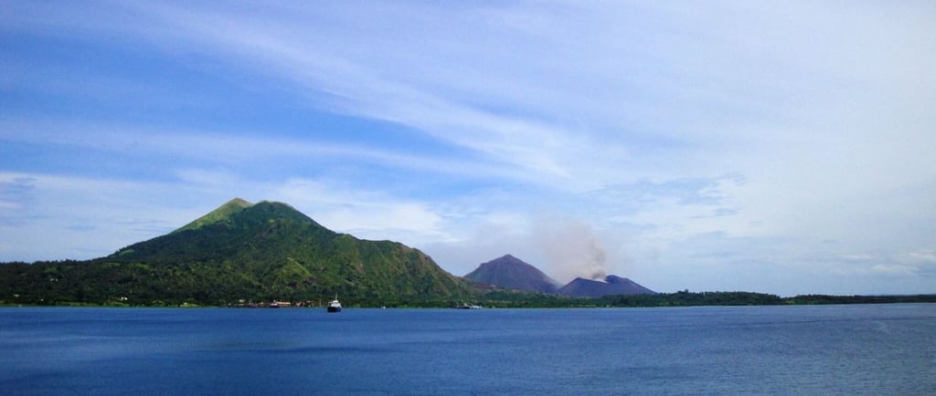 vista do navio para os vulcões na  ilha de Rabaul