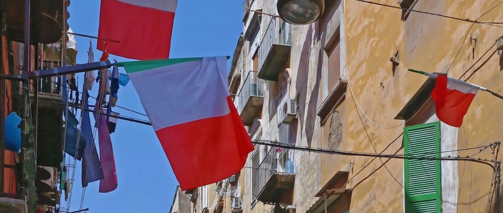foto da vista da rua com bandeira italiana em Nápoles