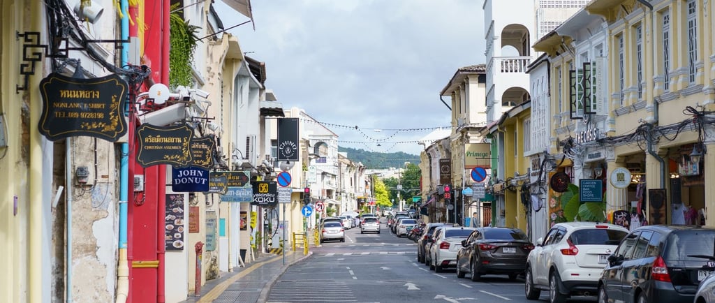foto da rua do centro de phuket