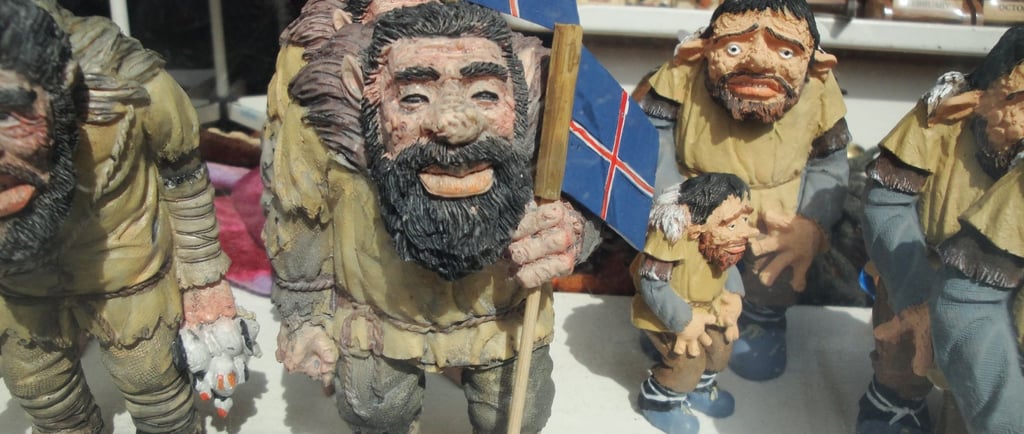 foto de trolls da islândia em vitrine de loja