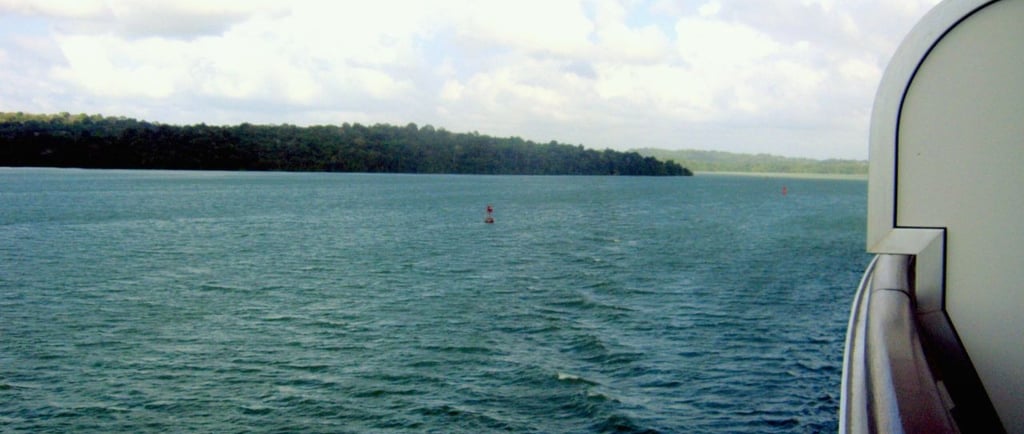 navegando pelo canal do panama vista lateral do navio