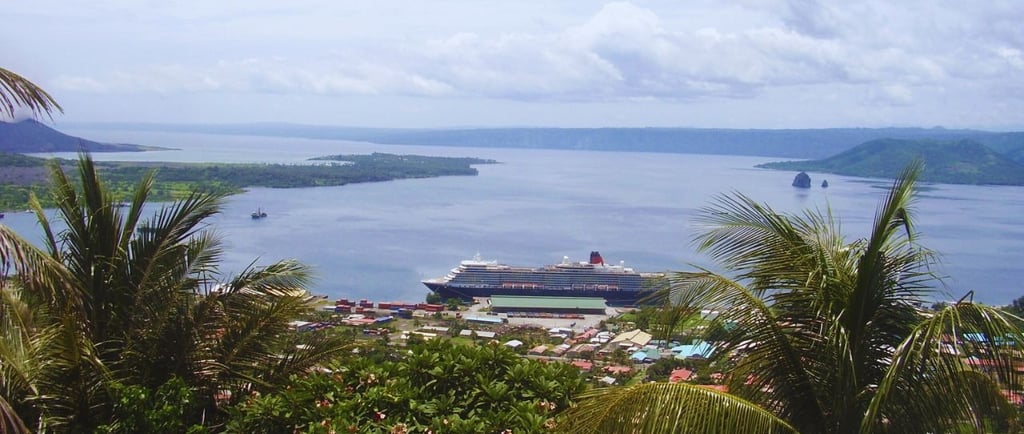 vista da ilha para o navio em tour em Rabaul