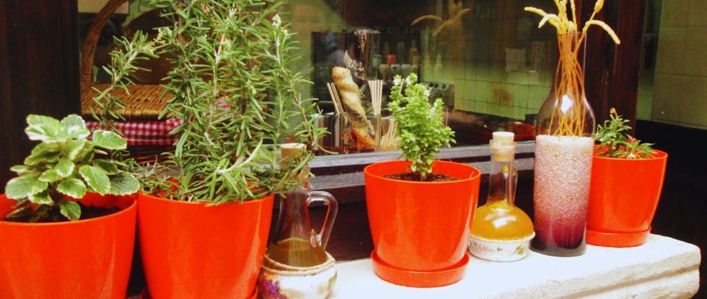 foto na janela de restaurante tipico em Kotor