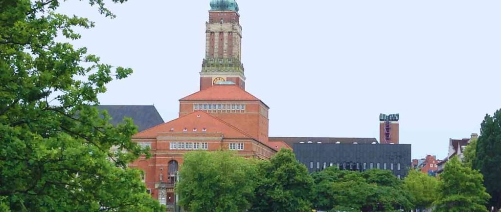 foto do centro de kiel vista do parque para a cidade