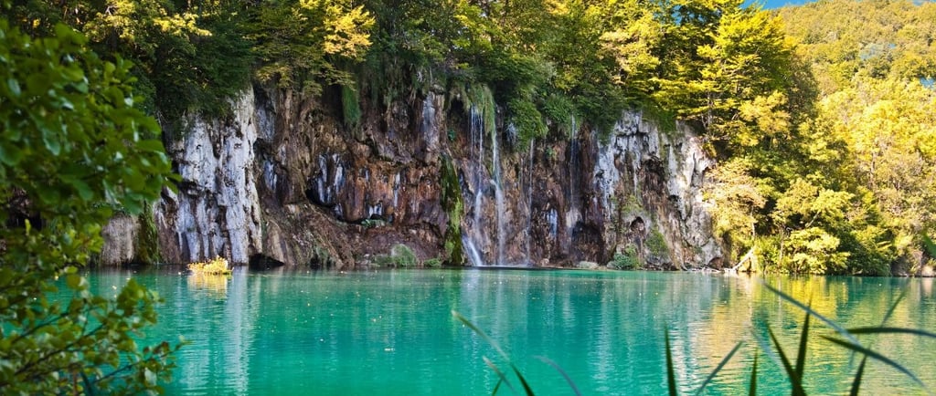 vista do lago de plitvice na croácia