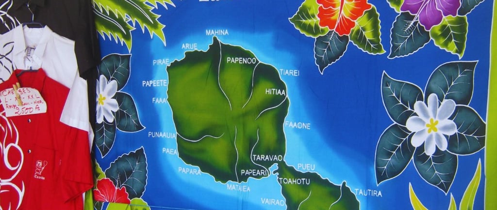 foto de canga de praia em loja de souvenirs em papeete