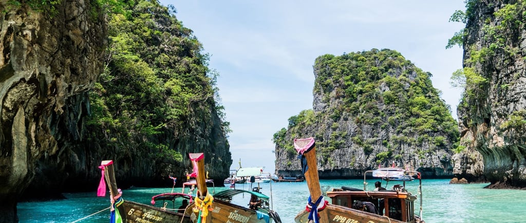 foto dos barcos na ilha phi phi tailandia
