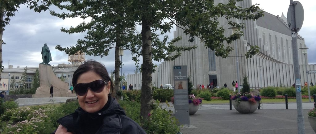 foto da autora em frente a igreja de reykjavik