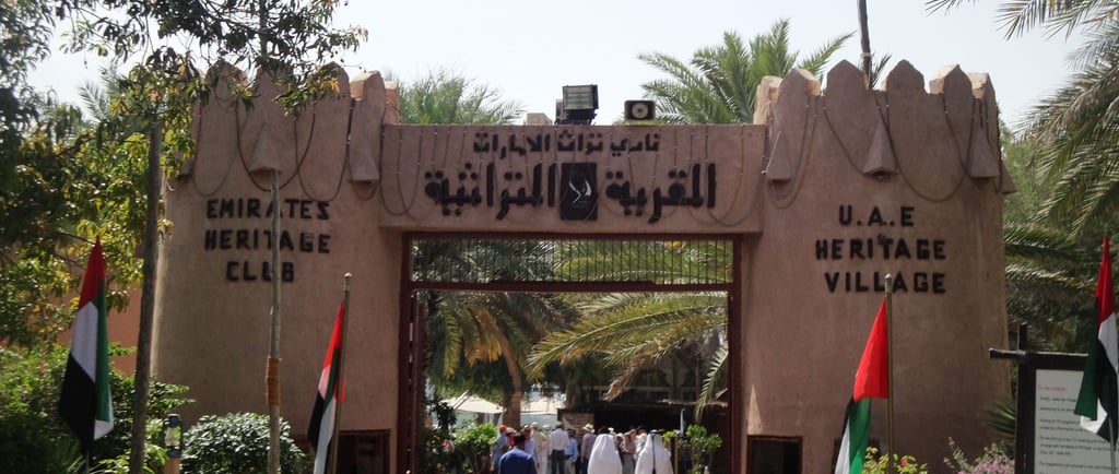 foto da entrada do heritage villagem em abu dhabi
