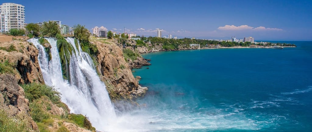 Cachoeira Düden em Antália, com água caindo em cascata rodeada por vegetação verdejante