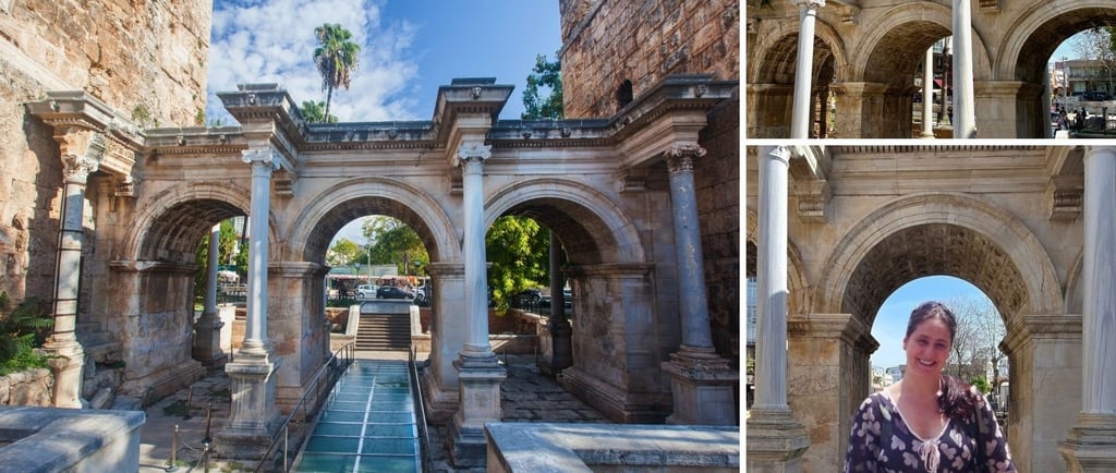 Arco de Adriano em Antália com a autora na frente e a praça ao redor