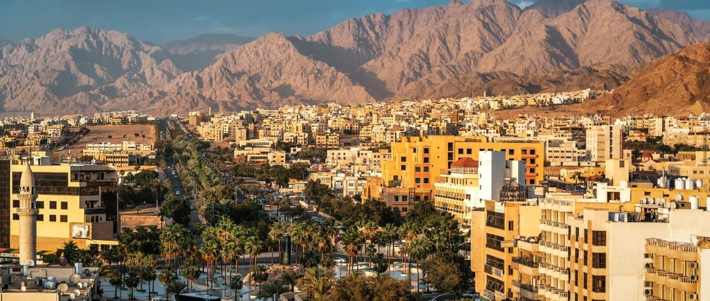 Vista da cidade de Aqaba, com as montanhas ao fundo.