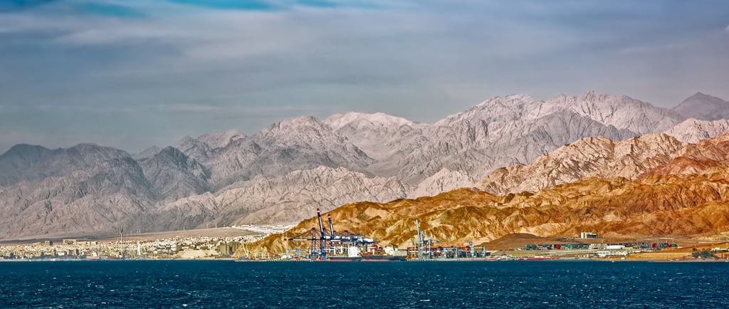 Chegando a Aqaba de navio vista do mar para as montanhas.