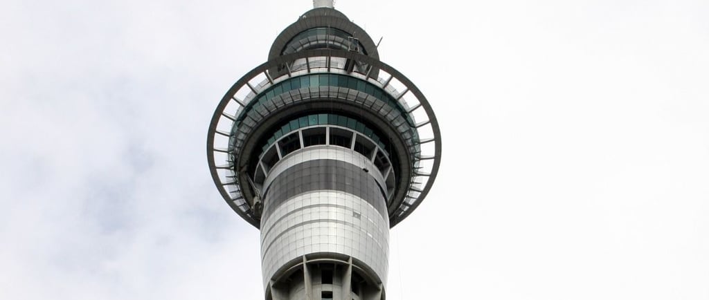 Topo da Sky Tower em Auckland, principal mirante e ícone da cidade
