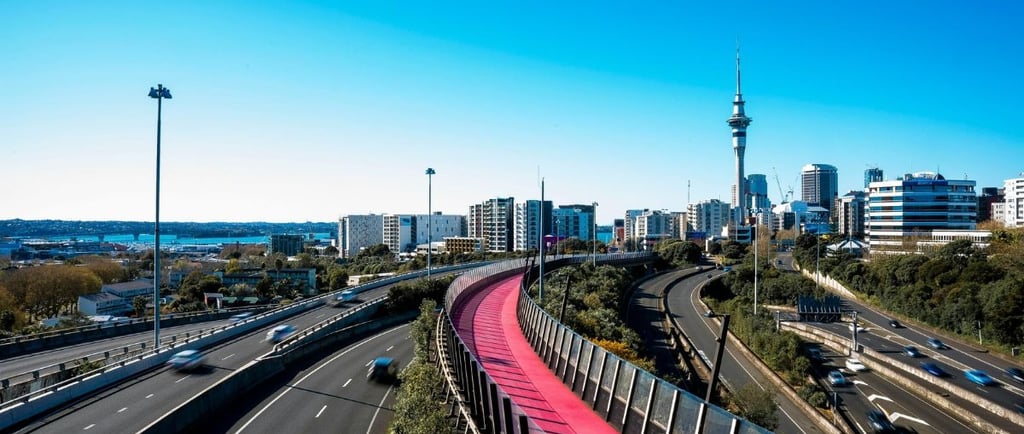Movimento de carros em Auckland visto de passarela sobre a avenida