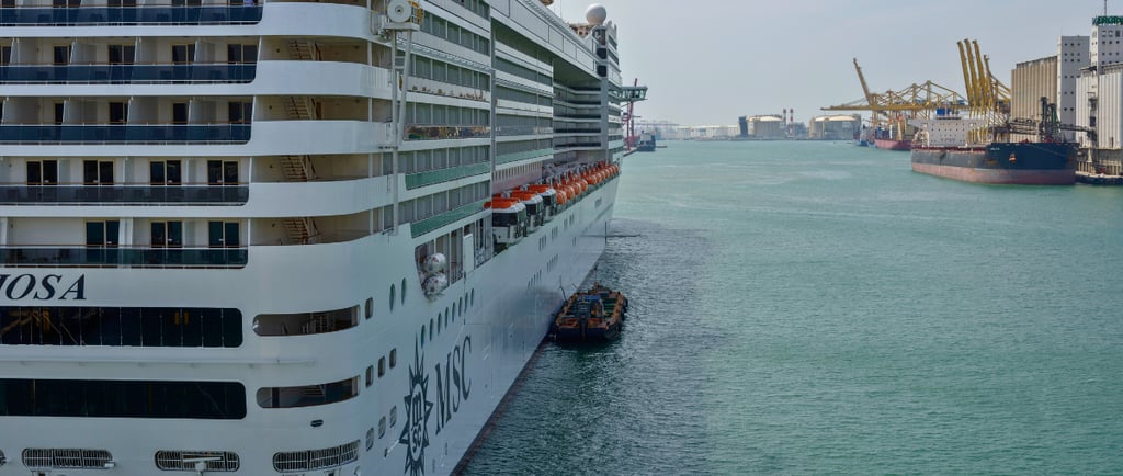 Navio da MSC Cruises atracado no Porto de Barcelona