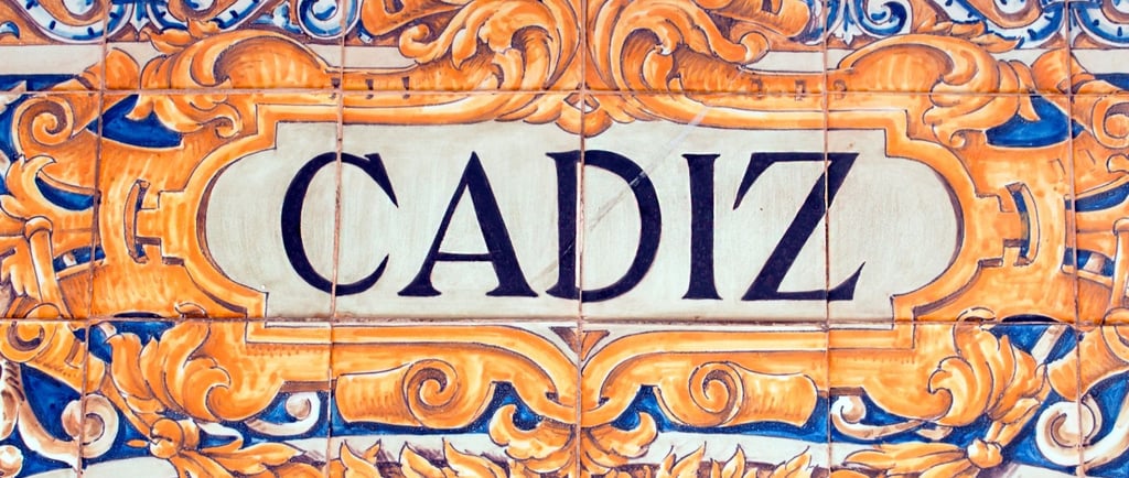 Azulejo colonial com o nome Cádiz em destaque.