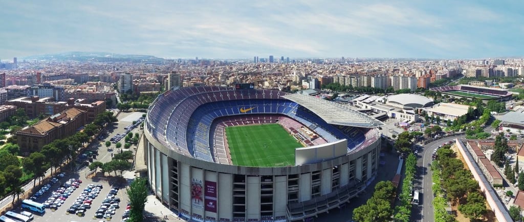 foto do estadio campo nou em barcelona