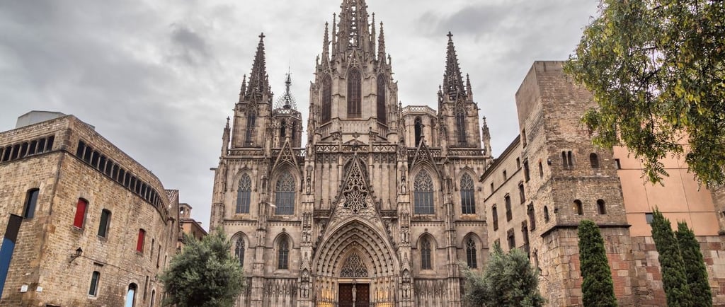 foto da catedral de barcelona no bairro gótico