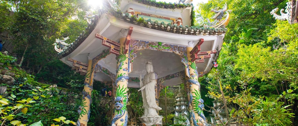 linda foto de gazebo no jardim em danang no vietnã