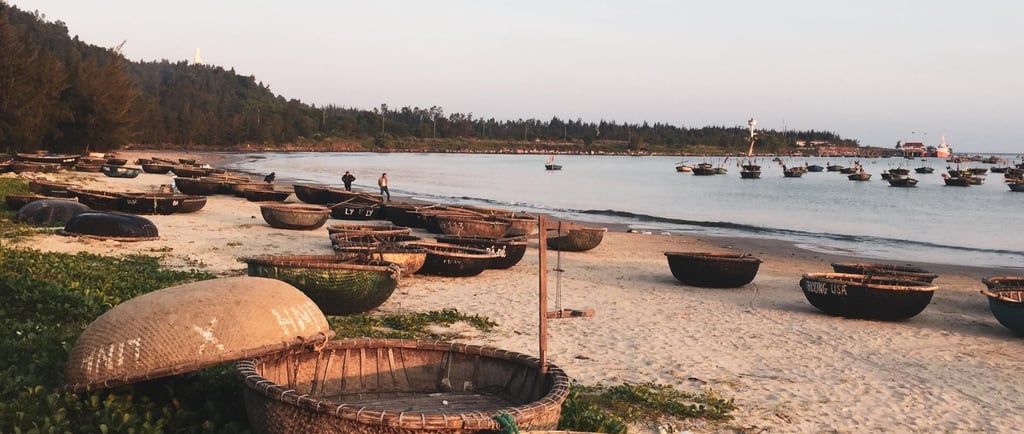 foto dos barcos na praia em chan may vietna proximo ao porto
