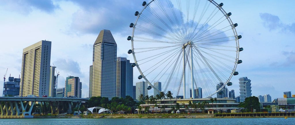 vista da baia chegando em singapura de navio
