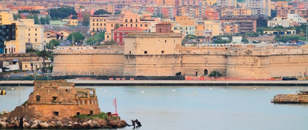 Vista do navio chegando a Civitavecchia com o forte e a cidade ao fundo