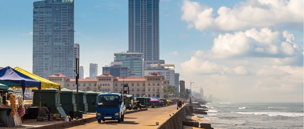 Vista da orla marítima de Colombo, com a cidade de um lado e o mar do outro.