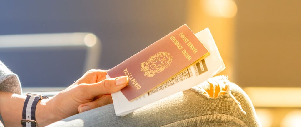 Mão segurando passaporte em terminal de cruzeiro, com malas ao fundo.