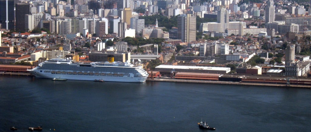 Navio Costa Serena atracado no porto do Rio de Janeiro, Brasil.
