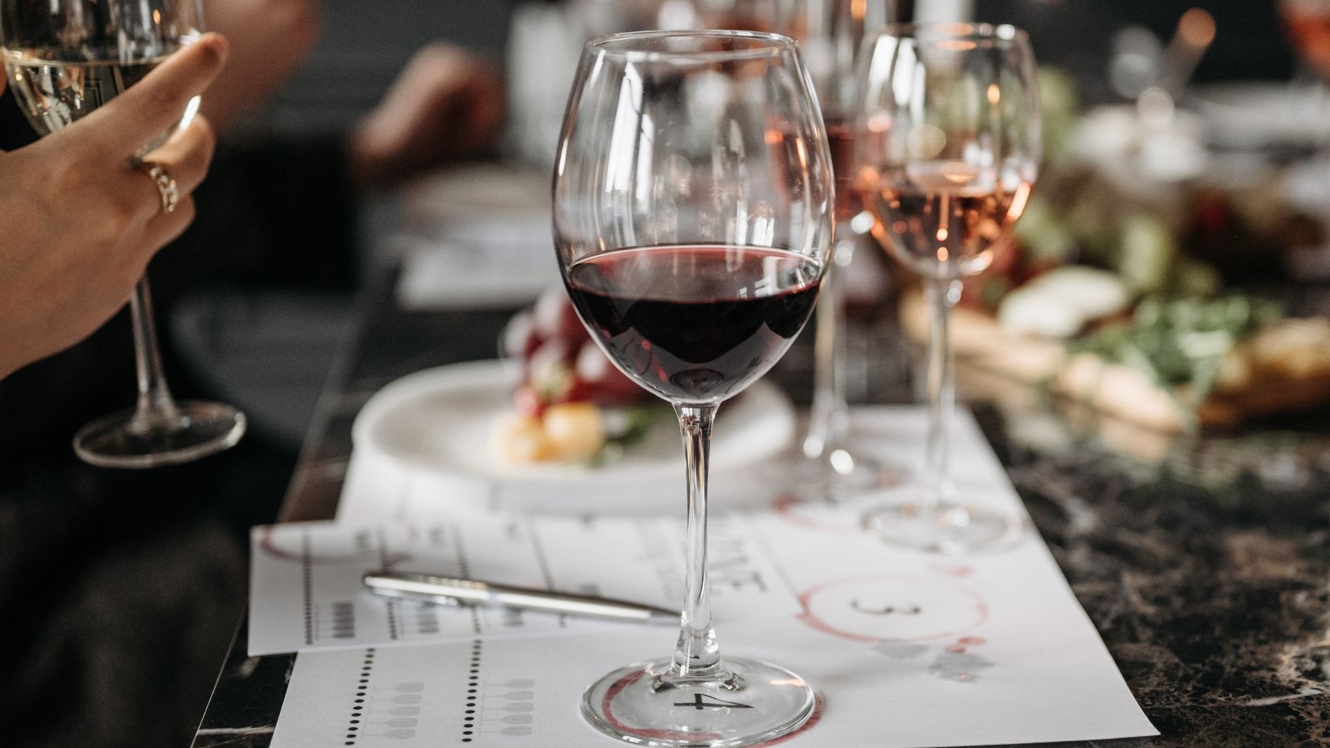 Degustação de vinhos no navio: uma experiência imperdível para os amantes de vinho, com seleção de rótulos e pequenas porções