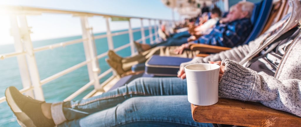 Passageiros apreciando café e drinks no promenade do navio