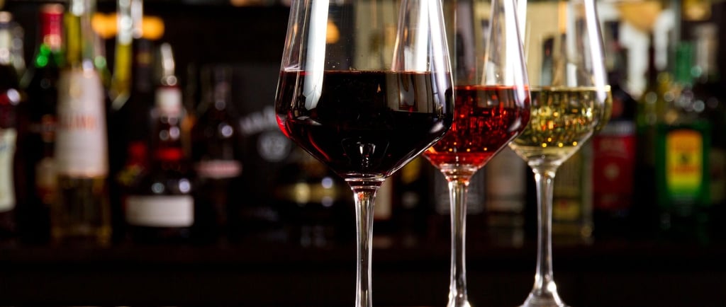 Diversos vinhos elegantes expostos no bar do navio