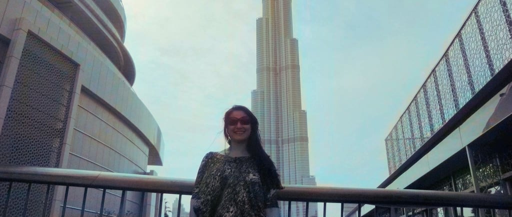 foto da autora em dubai burj khalifa ao fundo