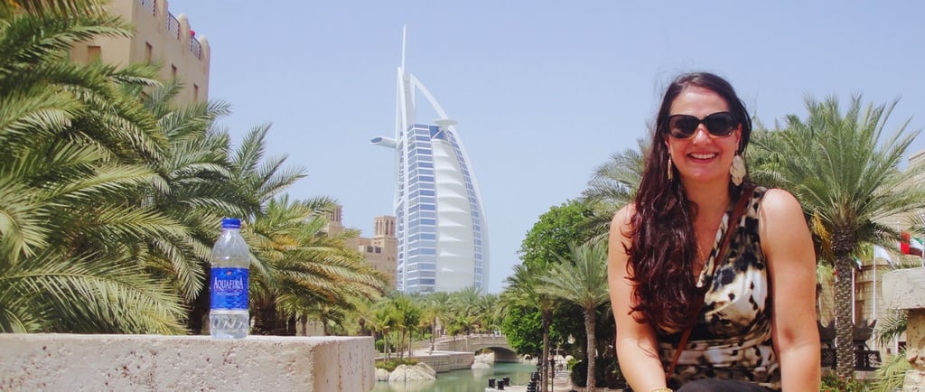 foto da autora na dubai marina com o burj al arab ao fundo