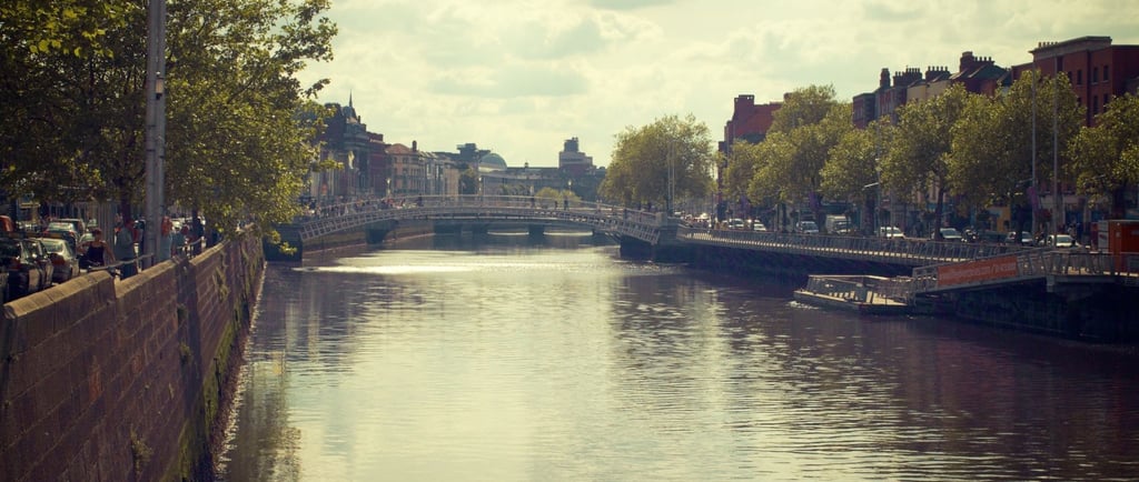 Foto da vista do rio Liffey em Dublin.