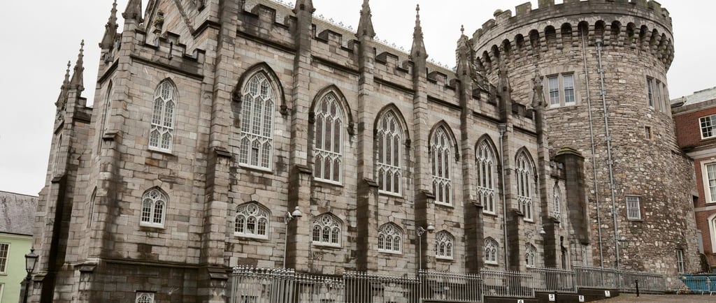 Vista do Castelo de Dublin, com sua arquitetura histórica e paisagem ao redor.