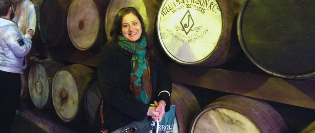 Foto da autora no museu do whiskey em Dublin.