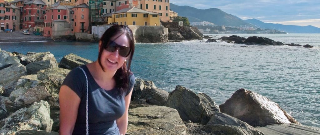 foto da autora em Boccadasse vista da praia