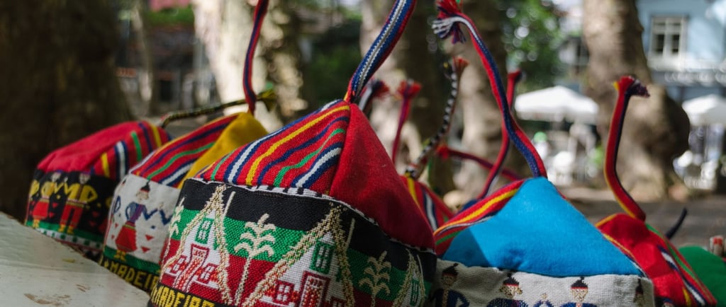 foto de souvenirs pendurados em loja em funchal madeira