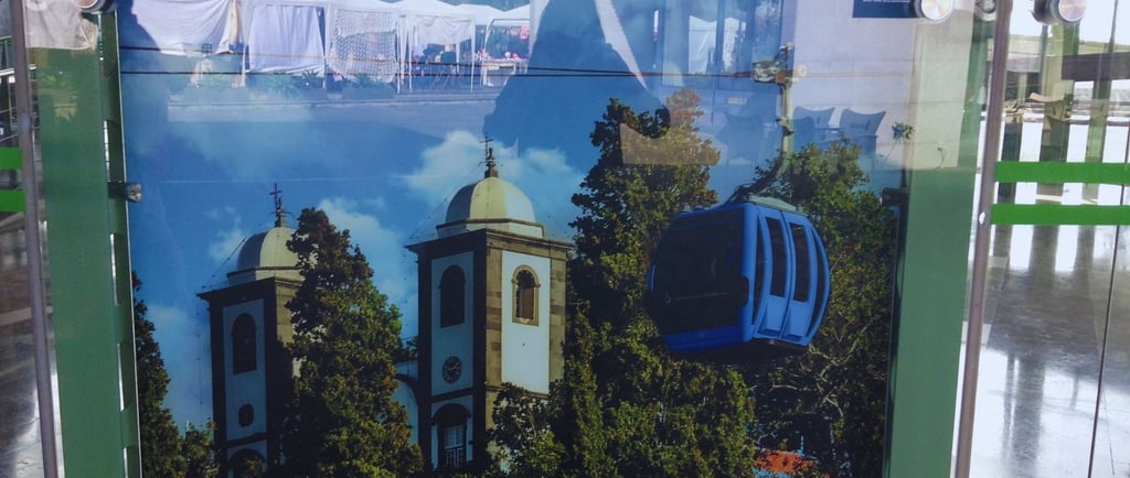 foto da autora fotografando atração em Funchal